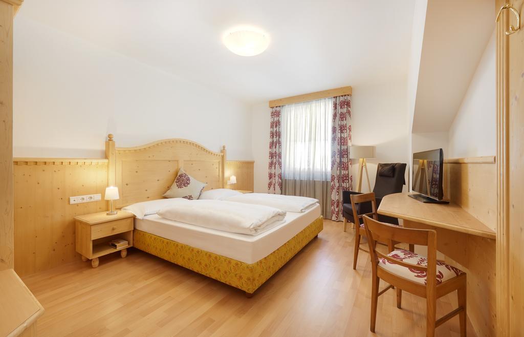 קיוזה Parkhotel Post מראה חיצוני תמונה